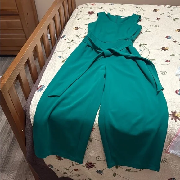 Elegant Green Sleeveless Jumpsuit - Picture 3 of 5